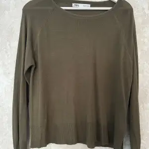 Långärmad khaki färgad tröja i tunt (och smått genomskinligt material) från Zara. Knappt använd💞