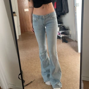 Low waisted jeans - Fina oanvända jeans från Nelly🤍 Jag är 1,68 och dom är lite långa på mig men inget jag själv stör mig på. 