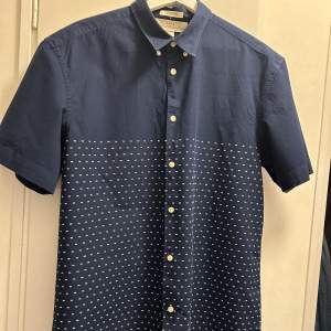 Marinblå herrskjorta med korta ärmar i storlek L från H&M. Mycket fin! 