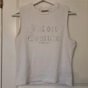 Jätte fin äkta topp från Juicy Couture! 😍 Säljer p.g.a att den inte kommit till användning! 😊 Den är i storlek L men passar även M! Den är i bra skick! 🩷Kontakta mig för frågor :)