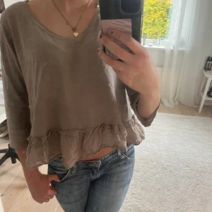 Blus!! - Svin snygg blus med volang!😍perfet att ha nu i vår sommar!!