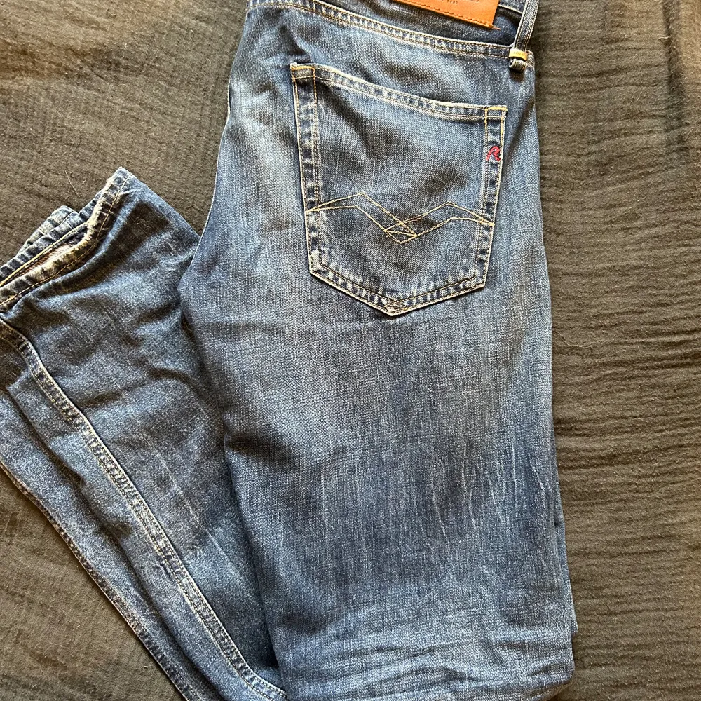 Ett par Replay jeans i storlek 32 med passformen ”grover” vilket är en straight fit smed lite stretch. Vädligt fina jeans, men känner att stilen inte var något för mig.  Nypris runt 1600kr. Jeans & Byxor.