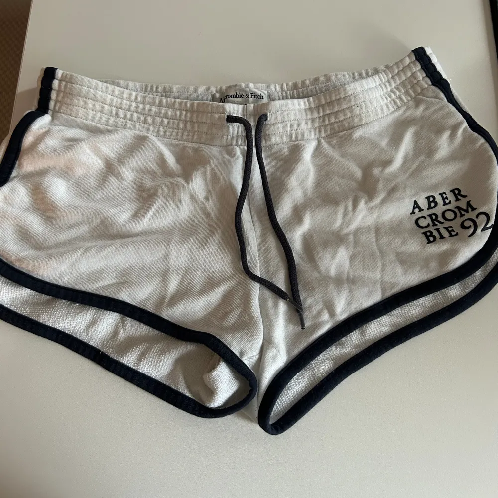Mjukisshorts från Abercrombie i bra skick! Säljer för att dem är för små :) . Shorts.