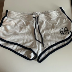 Shorts Abercrombie - Mjukisshorts från Abercrombie i bra skick! Säljer för att dem är för små :) 