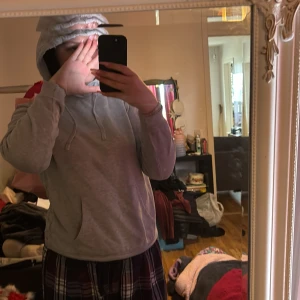 Grå hoodie  - Säljer denna fina gråa hoodie för den sitter jätte tight och luvan är för liten använt 3 gånger 