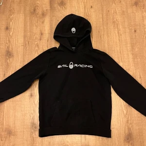 Sail Racing - Riktigt skön Sail Racing hoddie. Riktigt bra skick, knappt använd. Pris kan diskuteras.
