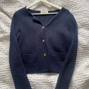 Kofta - Jätte fin kofta. Den har jätte skönt material och är inte använd alls. Har tagit bort det noppriga från koftan nu