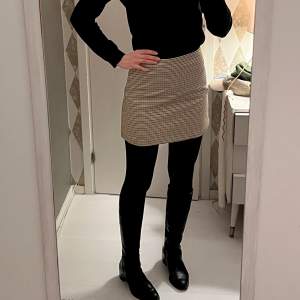 Jättesnygg beigerutig kort kjol från H&M i storlek 36. Använd endast ett fåtal gånger och i gott skick. Smickrande passform. Säljer eftersom den blivit för liten på mig tyvärr.