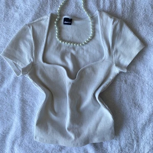 Vit T-shirt  - Smycket ingår ej, super snygg figursydd tröja. Passar xxs-m