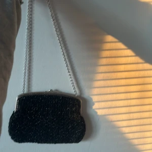 Liten väska  - En liten svart glittrig väska orginella pris 150 och från Zara. Jag har två likadana så jag tänkte sälja en
