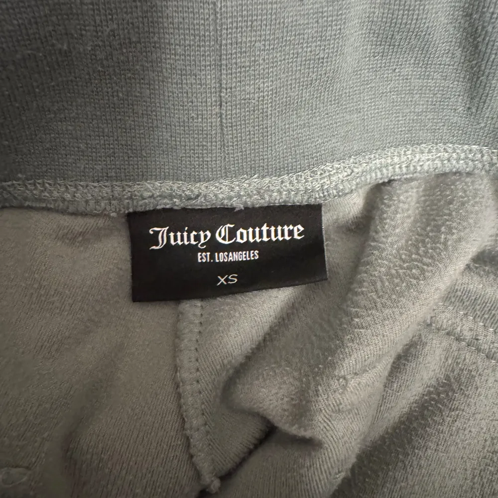 Säljer mina Juicy byxor då de inte kommer till användning längre. Bra skick och inget tecken på användning!. Jeans & Byxor.