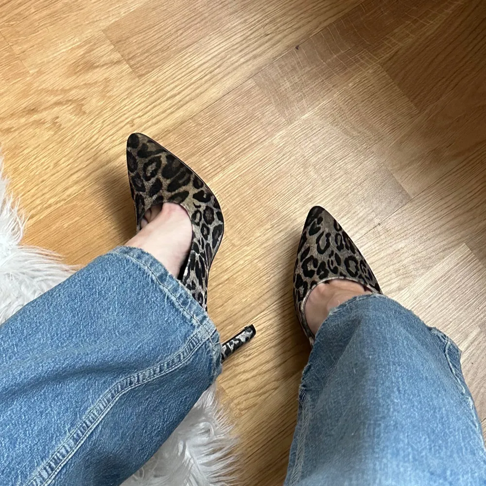 Supersnygga klackar med leopardprint som tyvärr inte passar, använda vid ett tillfälle så i nyskick!. Skor.