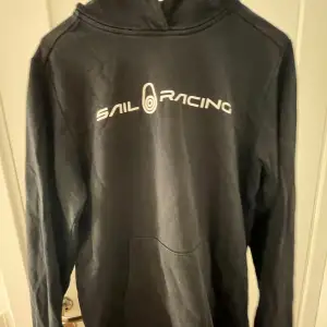 Jättefin svart sailracing hoodie är storlek 176, välanvänd men i gott skick. Säljer pågrund av att den ej kommer till användning. Ursprungspriset är 900kr.