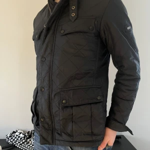 Barbour Jacka  - Säljer nu denna Barbour Jacka som är i hög kvalite, den är perfekt att ha på sig till våren! Skick: 8/10 Nypris: 1950kr Mitt pris: 850
