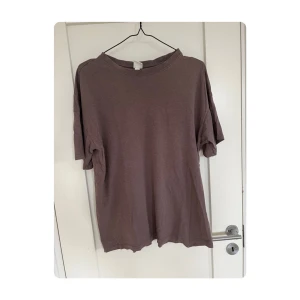 Brun/beige t-shirt - Använd flertalet gånger. Storlek S, oversized. Kommer från H&M
