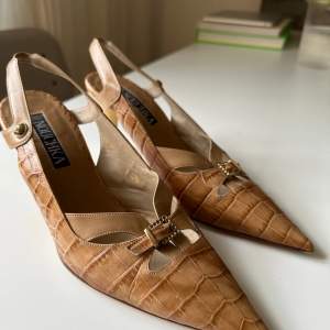 Barely used. Size 37, made in Italy Sandals with 8cm heel.
