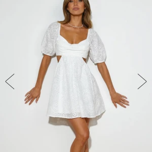 Vit klänning  - Helt ny och har prislappen kvar! Aldrig använt och köpte en annan därav jag säljer! 