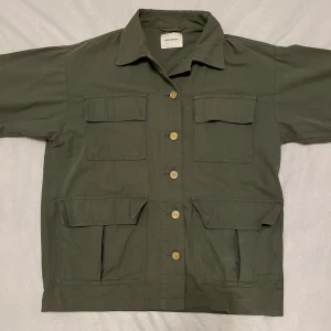 Militärgrön jeansjacka - En militärgrön jeans jacka med guldiga knappar och svarta stjärnor på ryggen❤️ så himla fin jacka och har inga vidare deflekter❤️