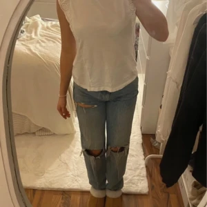 Jeans🩷 - Säljer dessa superfina jeans med hål i. De är använda💕