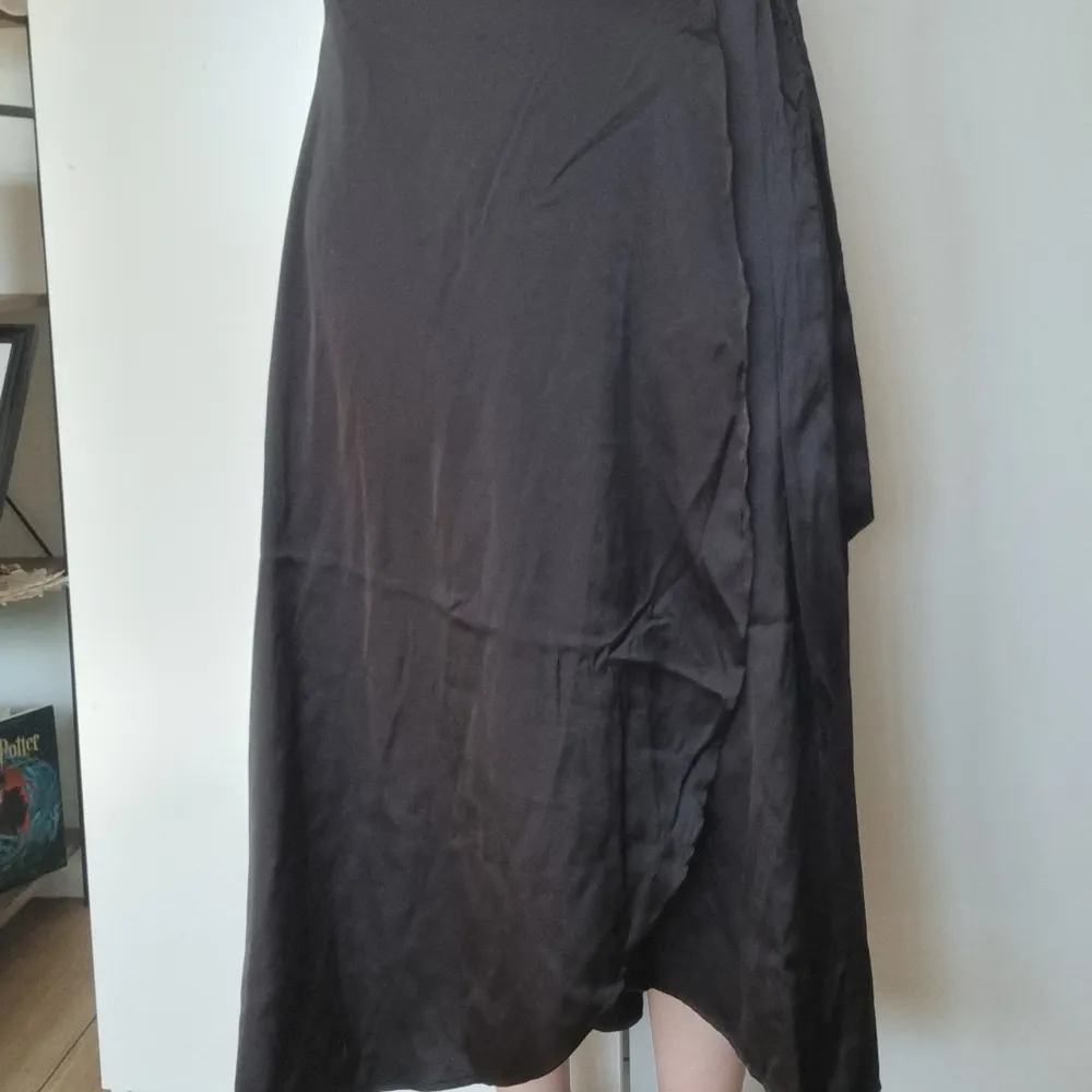 Säljer denna snygga asymmetriska kjol! Har aldrig använd då den är lite stor för mig så därav helt ny! Obs, spegeln är lite smutsig det är inte kjolen, dennär bara lite skynklig se sista bilden💕 Säljer för 150kr + frakt🫶🏻. Kjolar.