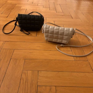 Axelremsväska  - Två jättesöta väskor i väldigt fint skick som nu sälj då dem inte används💕