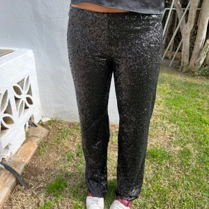 Coola paljettbyxor - Sååå snygga o coola byxor med paljetter från Calzedonia! Endast använda en gång så i nyskick🥰Perfekta till fest eller finare middag!! Nypris 600kr tror jag💗Modellen är 179 o bär vanligtvis M