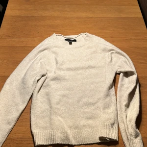 Beige stickad tröja  - Säljer denna beiga stickade tröjan ifrån vero och Moda då den blivit förliten, storlek xs