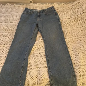 Lowrise straight jeans - Säljer nu dessa fina jeans 🫶🏻(W28 L32) använt väl men har inga som helst defekter💕 hör av dig för övriga mått💕💕 säljer då jag aldrig använder dem längre💕