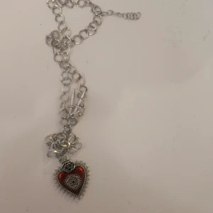 Halsband med hjärta  - Halsband i gott skick som inte har burits så jätte mycket!