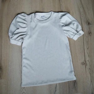 Söt beige topp - Fin beige topp från cubus som knappt är använd. Lite trekvart i ärmarna och luftigt material. Storlek xs💗har en likadan blå och grön också!☺️