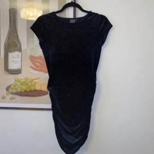 Den mest perfekta glittriga klänningen ifrån Ichi, storlek XS. Använd 2-3 gånger, nyskick 🖤✨