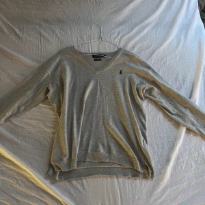 Polo ralph lauren tröja - Tröjan är jättefin och i nyskick. Har aldrig används bara prövat den 1-2 gånger.  säljer den eftersom den va större i storleken än vad jag förväntade mig det står storlek S men skulle säga M priset kan diskuteras skriv till mig om du är intresserad🥰