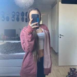 Luvjacka - En Luvjacka som är vinröd å lite oversized