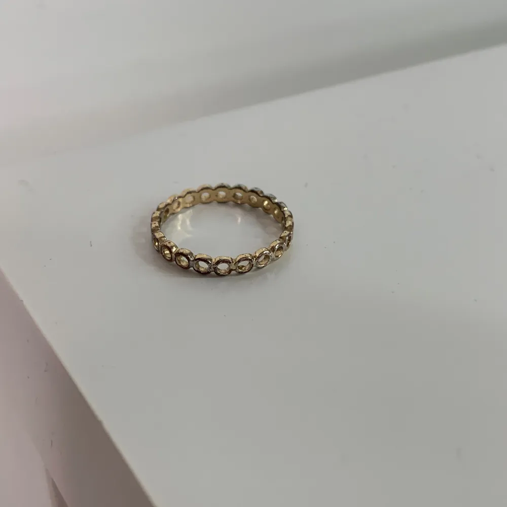 Säljer denna guld ring pga att jag inte använder den 💓ge gärna prisförslag! 😊inte äkta guld!. Accessoarer.