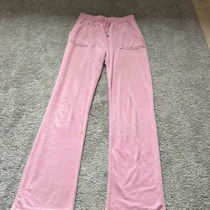 Rosa juicybyxor  - Säljer mina äkta  juicybyxor i handduksmatriall💗Köptes på Jackie för 1200 kr för ca 1 år sedan💗lite små fläckar som troligtvis går bort i tvätten! Tvättas innan köp! Skriv för fler bilder eller frågor! 