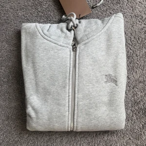 Burberrt Kofta Grå - Har just nu en helt ny burberry kofta i storlek S som brukar säljas ut snabbt så passa på!