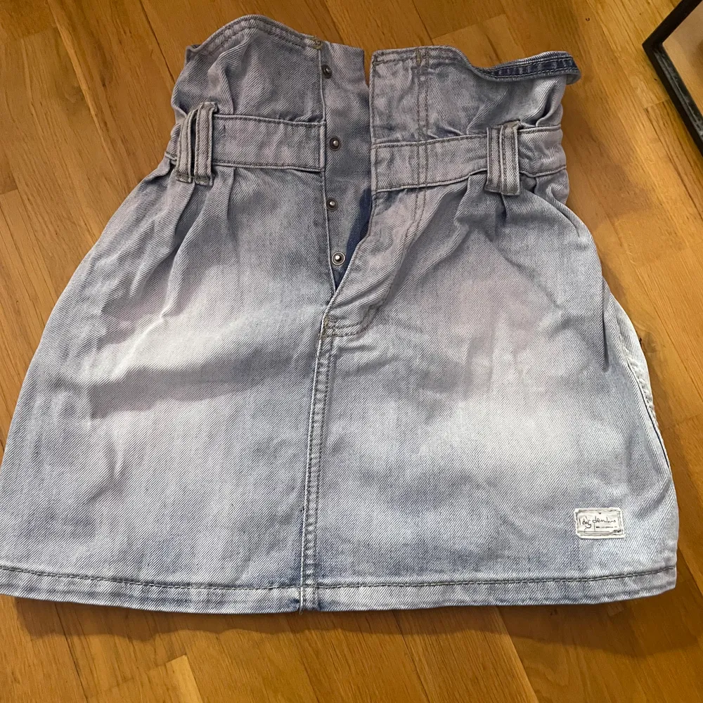 Medellång jeans kjol ❣️ Väldigt urtvättade men annars i bra skick💘. Kjolar.