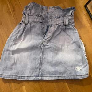 Medellång jeans kjol ❣️ Väldigt urtvättade men annars i bra skick💘