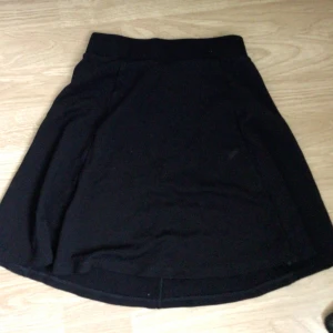 Svart kjol - Svart enkel kjol från h&m