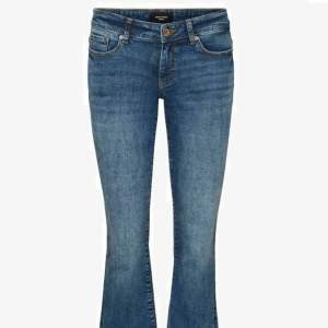 Säljer dessa vero Moda jeans (som är alltid slutsålda) eftersom jag är tyvärr för lång för de. Storleken är Sx34 och midjemåttet är 66cm och innerbenslängden är 78.2! De är i bra skick och inga defekter. Priset kan diskuteras.