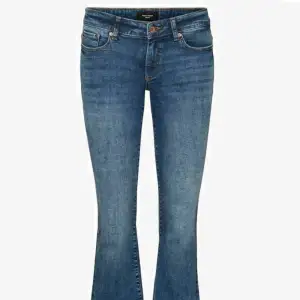 Säljer dessa vero Moda jeans (som är alltid slutsålda) eftersom jag är tyvärr för lång för de. Storleken är Sx34 och midjemåttet är 66cm och innerbenslängden är 78.2! De är i bra skick och inga defekter. Priset kan diskuteras.