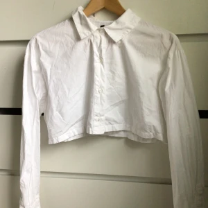 Croppad skjorta  - Croppad vit skjorta från h&m