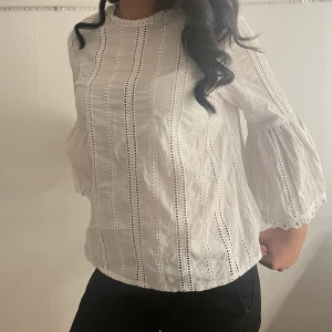 Blus - Sommarblus. Hon som bär den är 159 cm lång och har oftast xs-s på tröjor.