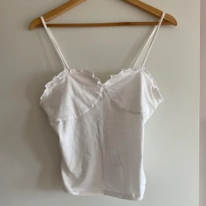 Linne  - Helt nytt linne från Monki med prislapp kvar! Vitt linne med fina, söta detaljer🎀köparen står för frakten✨