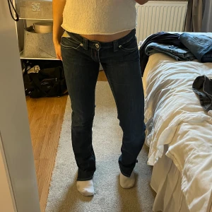 Jeans Replay - Intressekoll på dessa mörkblåa jeans från Replay med snygga detaljer på fickorna där bak och egenklippt slits!! Byxorna är lågmidjade och passar mig som vanligtvis bär XS/S. Hör av dig vid frågor eller funderingar<3