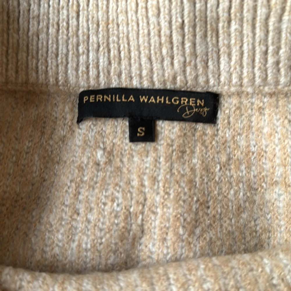 Stickad kjol från Pernilla Wahlgren i ny skick. Köparen står för frakten 🎀. Kjolar.