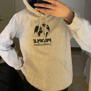 Hoodie med tryck - Hoodie med tryck från H&Ms herravdelning som inte kommer till användning längre. Jättefint skick. Nypris 249kr🩶