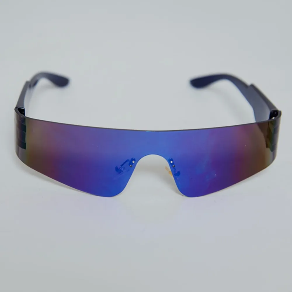Skitcoola solglasögon i svart som reflekterar blått men säljer då jag har ett till par exakt likadana , . Övrigt.