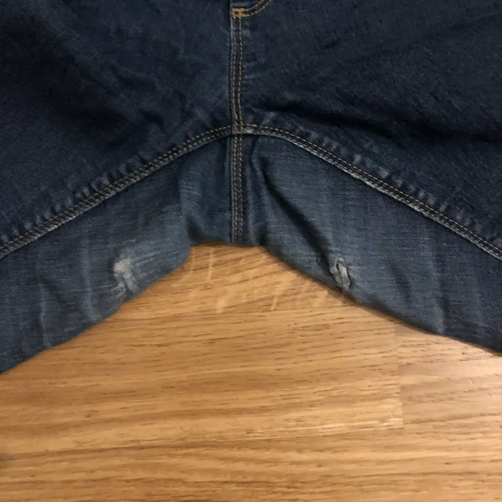 Säljer dessa skinny jeans från Kappahl i storlek 42 (L). Har använts ett fåtal gånger men är fortfarande i bra skick. (Se bild 3 för de små hålen mellan benen) 💕💗💋. Jeans & Byxor.