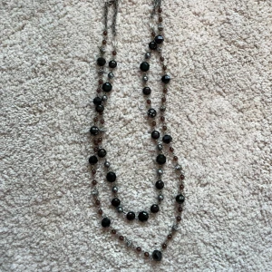 Halsband - 2 halsband i ett (sitter ihop längst upp), det ena hänger ner längre än det andra. Väldigt långt, kanske 80cm i omkrets.  Använt en del men inte min stil längre!